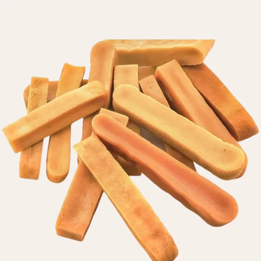Yak-Käsesticks auf einem Haufen, bernsteinfarben