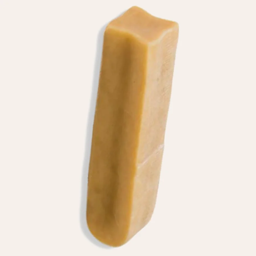 Ein aufrecht stehender Yak-Käsestick mit scharfer Kante